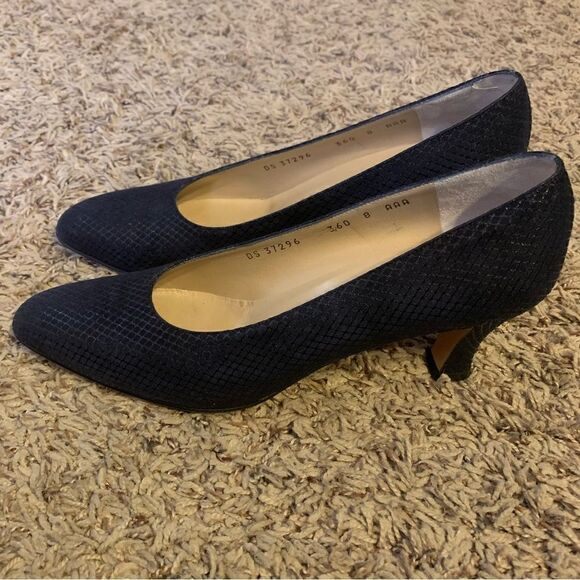 Black Pebbled Salvatore Ferragamo Pumps Size 8 AAA Narrow - Picture 1 of 10